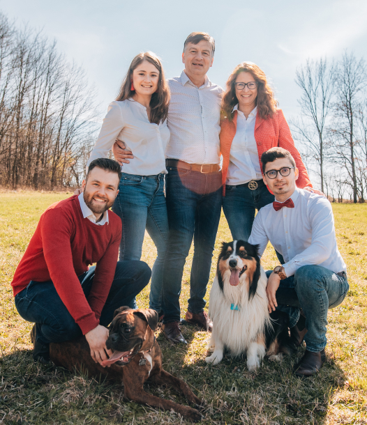 Rodina Sokol Falco se psy na louce